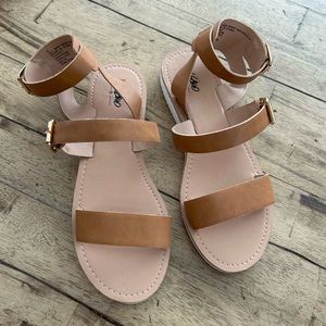 Mossimo faux leather sandals size 8 EUC